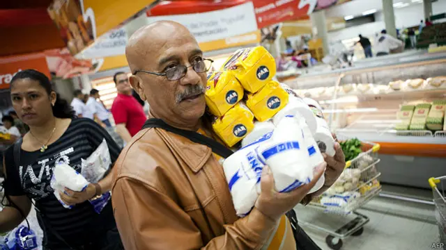 今年3月委內瑞拉政府有系統地控管包括國營「Mercal」食品供應站在內的連鎖供貨商,限制民眾每周兩次購物上限。