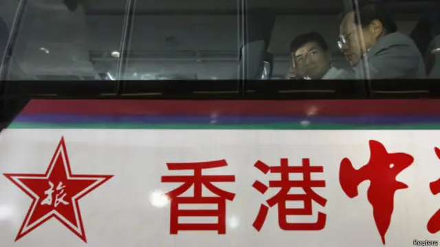 香港立法会议员乘坐大巴前往深圳出席政改座谈会（21/08/2014）