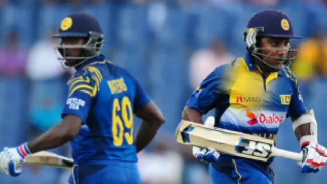 میتھیوز (بائیں) 89 رنز کے ساتھ سری لنکن اننگز کے ٹاپ سکورر رہے