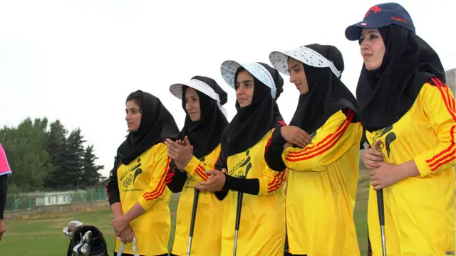 این رقابتها در زیر باران برگزار شد.