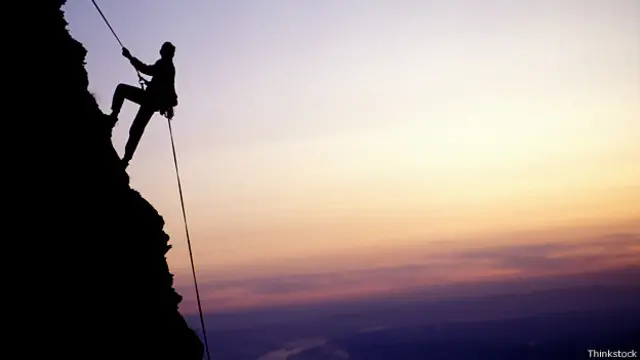 Альпинист покоряет вершину