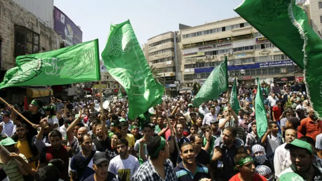 با کشته شدن سه فرمانده ارشد شاخه نظامی حماس هزاران نفر در غزه راهپیمایی کردند