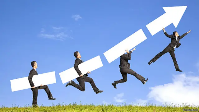 Бизнесмен пытается уцепиться за уходящий вверх график