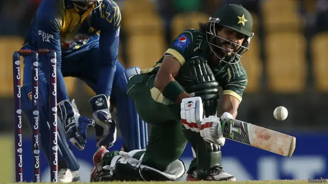 فواد عالم باسٹھ رنز بناکر آؤٹ ہوئے تو پاکستان کو جیت کے لیے اٹھارہ گیندوں پر بائیس رنز درکار تھے