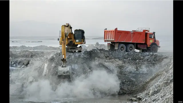 معدنی در میان تالاب میقان؛ کارشناسان می گویند با بهره برداری از معدن این تالاب به زودی می میرد
