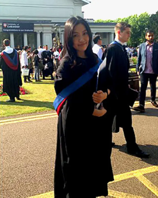 手中接过薄薄的一张毕业证书却觉得好重，仿佛接过的是整个三年的记忆。