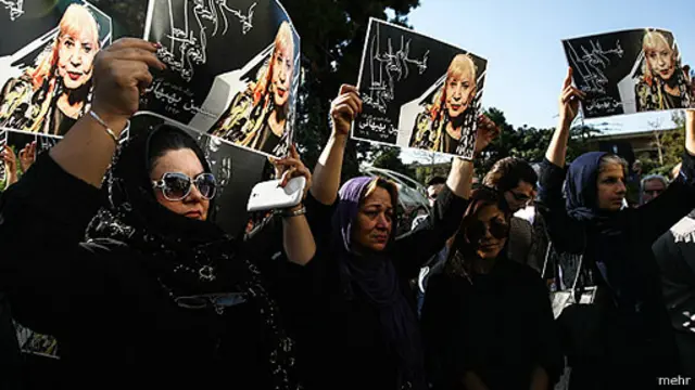 مراسم تشییع پیکر سیمین بهبهانی روز جمعه ۳۱ مرداد/سنبله مقابل تالار وحدت تهران برگزار شد.