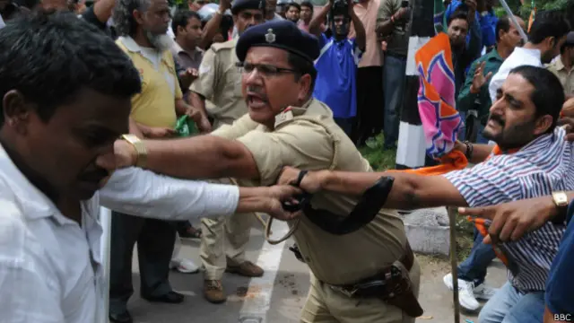 झारखंड मुक्ति मोरचा और भारतीय जनता पार्टी के कार्यकर्ताओं के बीच टकराव