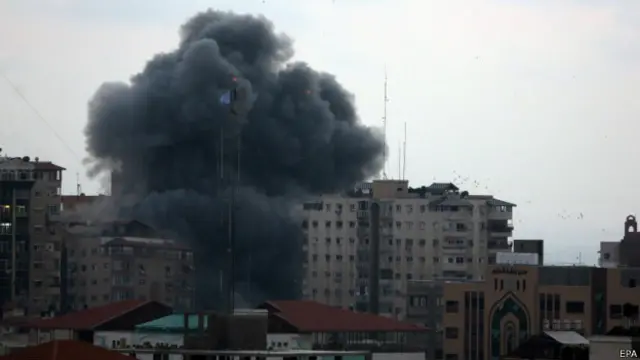 دود از محل برج الظافر بلند می‌شود. این ساختمان در پی حمله هواپیماهای اسرائیلی فروریخت