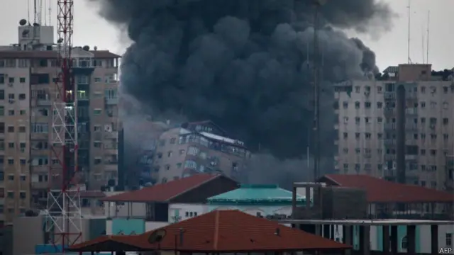 دمرت غارة إسرائيلية مبني مكونا من 12 طابقا بالكامل إضافة إلى مركز تجاري. 