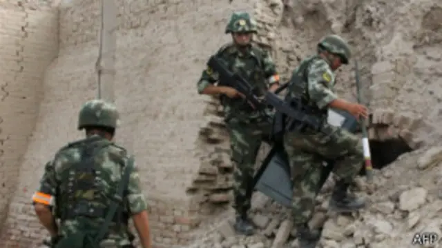 Policías chinos en Xinjiang