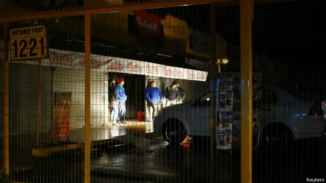 Vecinos en calle sin luz tras el sismo de Chile, 23 agosto