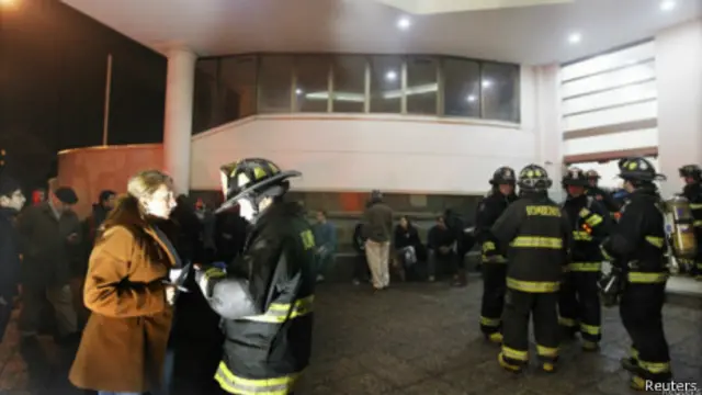 Bomberos chilenos tras el sismo