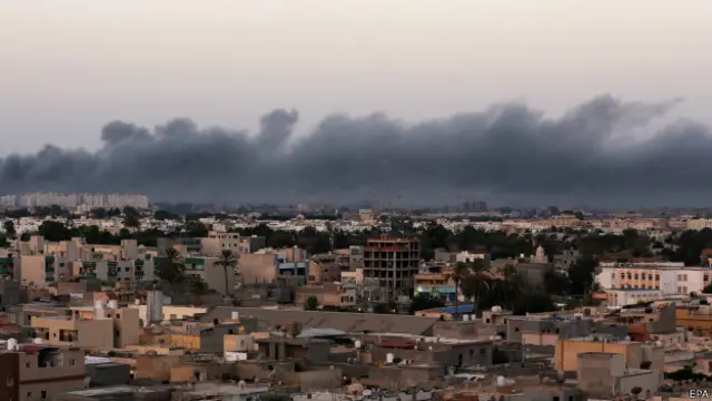 浓烟在的黎波里市内蔓延(23/8/2014)