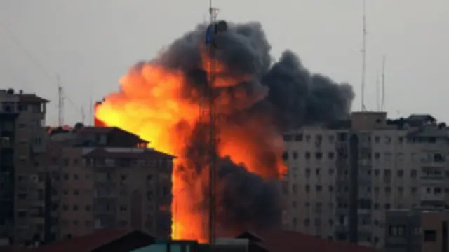 غزہ شہر میں واقع ایک 12 منزلہ عمارت پر سنیچر کو دو میزائل داغے گئے