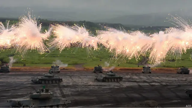 日本富士综合火力演习上的射击演示（19/8/2014）