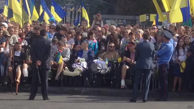 Среди зрителей парада были военные, получившие ранения в зоне АТО. Их пропустили в передние ряды