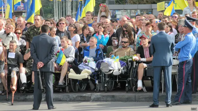 Серед глядачів параду були військові, поранені в зоні АТО. Їх пропустили в передні ряди