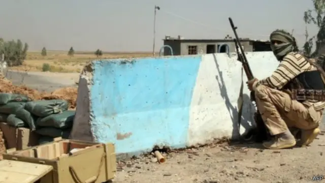 يقدم الجيش العراقي امدادات عسكرية وعتاد لسكان آمرلي الذين يقاتلون الدولة الاسلامية