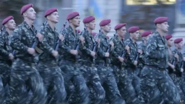 أجرى الجيش الأوكراني تدريبات السبت على العرض العسكري