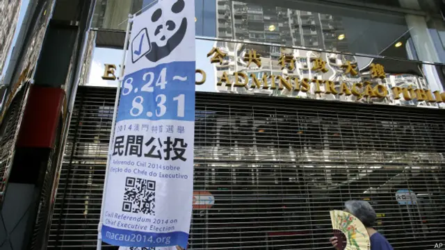 澳門水坑口公共行政大樓外兩名民間投票志願者派發宣傳單張（24/8/2014）