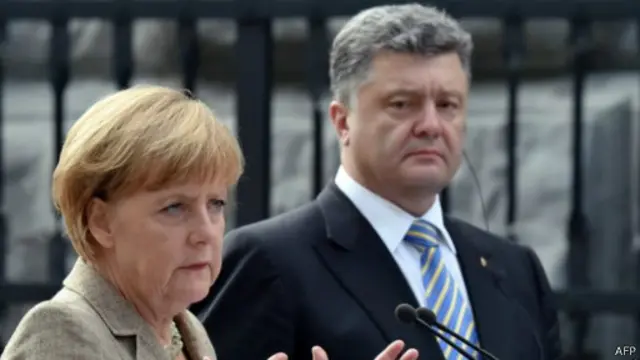 تأتي احتفالات الأحد تزامنا مع زيارة المستشارة الألمانية أنغيلا ميركل لكييف ولقائها الرئيس بيترو بوروشينكو