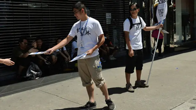 澳門水坑口公共行政大樓外兩名民間投票志願者派發宣傳單張（24/8/2014）