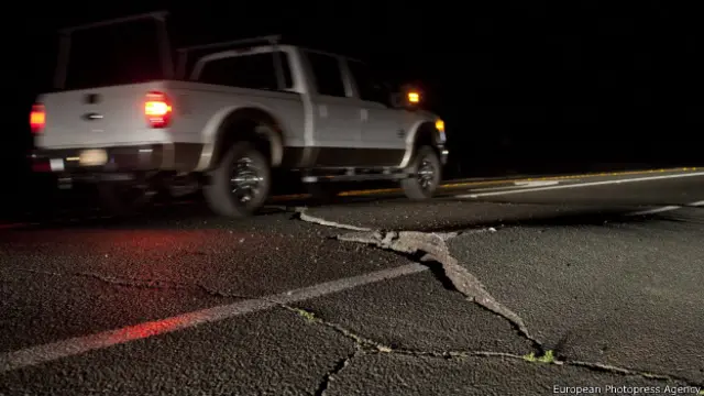 Brecha en la carretera por el temblor.