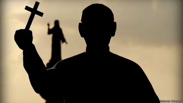 Estatua de Monseñor Romero ubicada en la Plaza del Divino Salvador del Mundo, uno de los puntos neurálgicos de San Salvador.