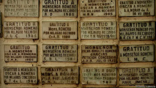 La devoción hacia ‘San Romero de América’ comenzó en los ochenta, en plena guerra civil, como demuestran estas placas en las que salvadoreños anónimos le agradecían por algún milagro recibido. 