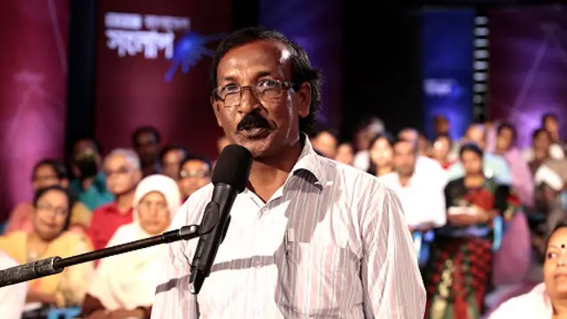 মন্তব্য করছেন একজন দর্শক