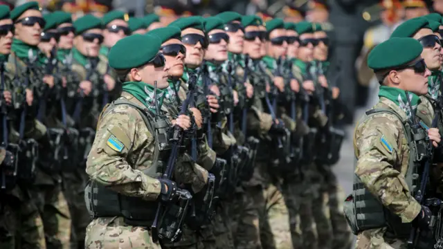 На Хрещатику пройшов військовий парад. 