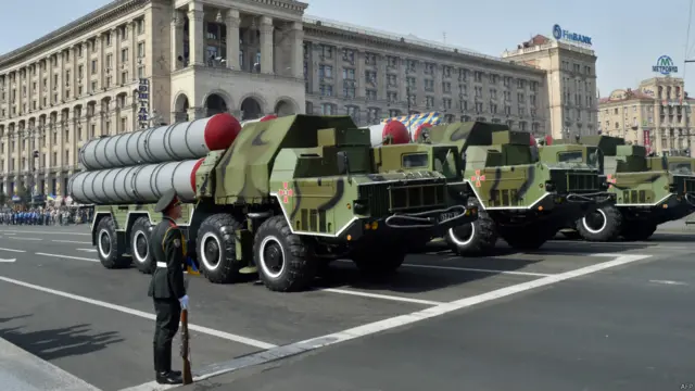 По Хрещатику пройшла військова техніка, яку обіцяють відправити в зону АТО.