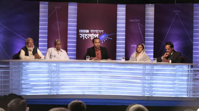 প্যানেল সদস্য বাঁ থেকে: মাগুরা জেলা আওয়ামী লীগের সাধারণ সম্পাদক ও বাংলাদেশ রেডক্রিসেন্ট সোসাইটির চেয়ারম্যান ডা: এম সিরাজুল আকবর এমপি, মাগুরারই হোসেন শহীদ সোহরাওয়ার্দী কলেজের সাবেক অধ্যক্ষ হাবিবুল হাসান, অনুষ্ঠান সঞ্চালক আকবর হোসেন, মহিলা পরিষদ মাগুরা জেলা শাখার সভাপতি মমতাজ বেগম এবং বিএনপির কেন্দ্রীয় আইন বিষয়ক সম্পাদক ও সাবেক মন্ত্রী নিতাই রায় চৌধুরী।