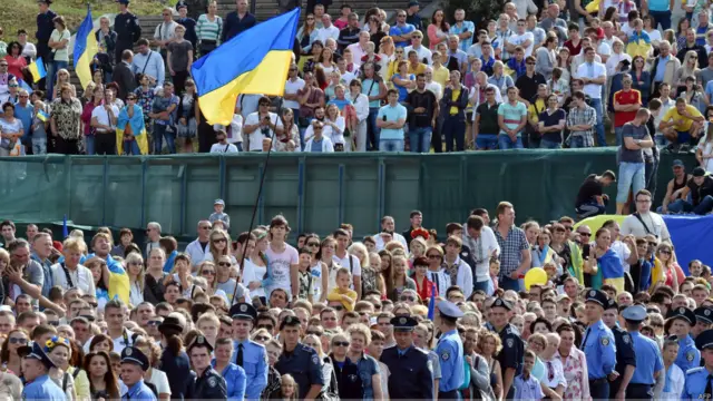 Парад зібрав тисячі глядачів.