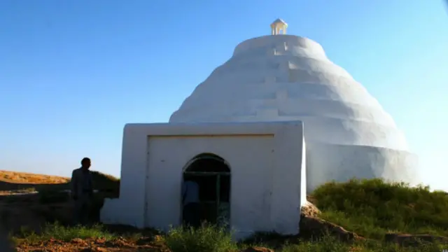دغه ګردی حوض تر مځکی لاندې له صافو خوږو اوبو نه ډک وي