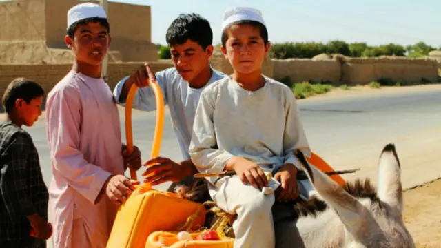 اندخوی کې یوه بوشکه خوږې اوبه تر ۵۰ افغانیو پورې په بیه اخیستل کېږي