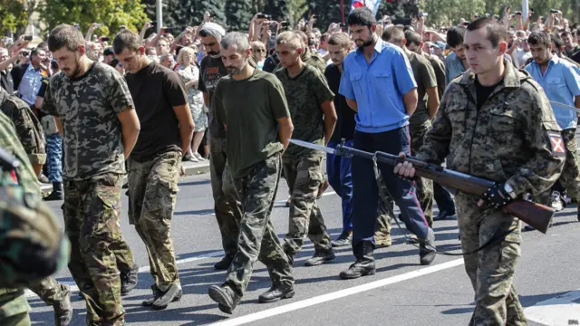 А от у Донецьку настрої були зовсім інші. Сепаратисти скасували День Незалежності і натомість провели містом колону українських полонених.