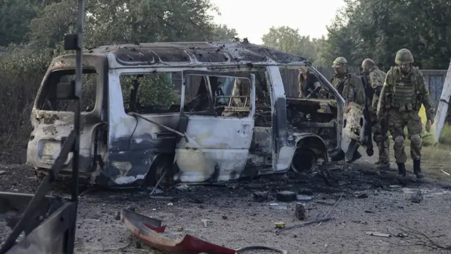 А на сході тим часом триває АТО, яку президент Порошенко сьогодні назвав неоголошеною війною. Бійці батальйону "Донбас" дивляться на свою машину, зруйновану в боях за Іловайськ.