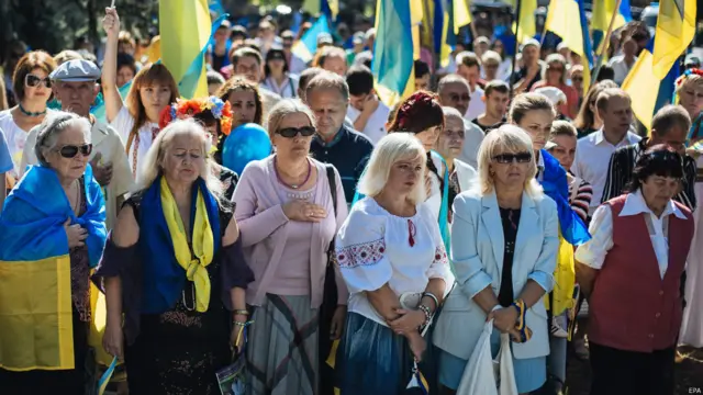 Натомість мешканці Слов'янська, який контролюють урядові сили, прийшли відзначити державне свято.