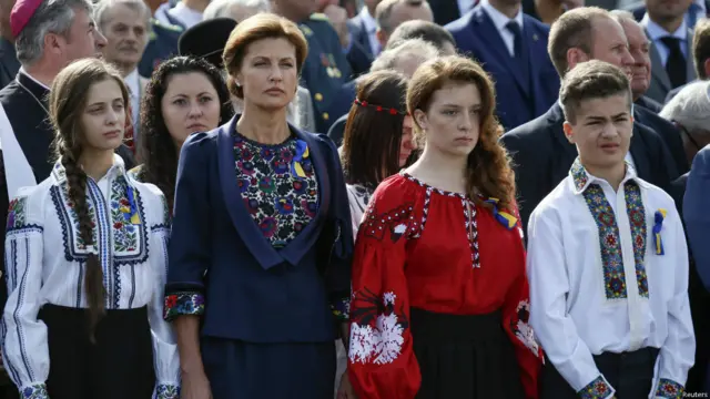 Дружина і діти президента на параді.