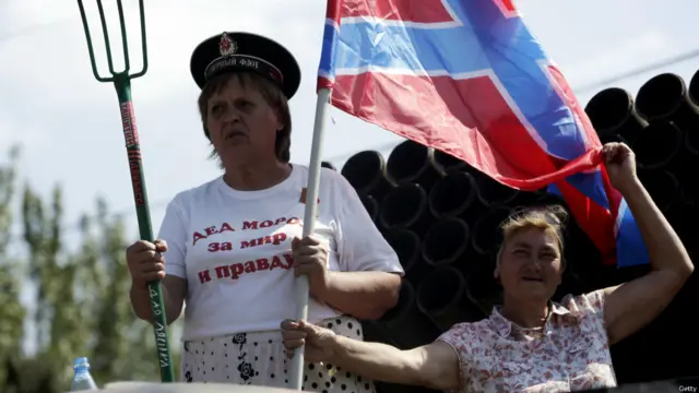 Одна з учасниць так званого "антифашистського мітингу".