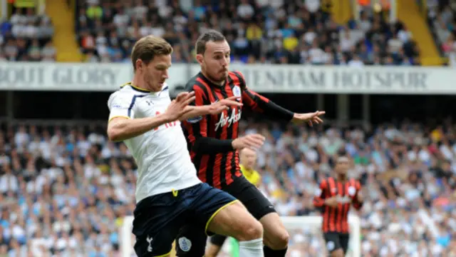 Jan Vertonghen (kiri) berebut bola dengan pemain QPR Jordon Mutch.