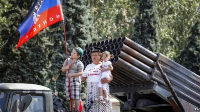 اصطف الجمهور في شوارع مدينة دونيتسك لمشاهدة الأسرى خلال العرض