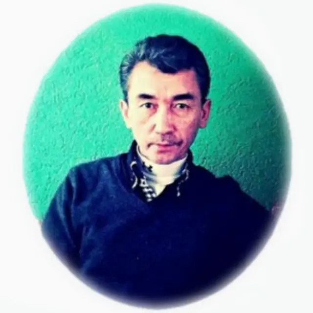 Katta kokraklar orasidagi xoroz