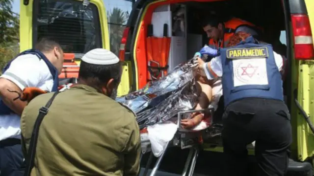 أصيب عدد من الإسرائيليين في المستوطنات بجروح بسبب إطلاق الصواريخ من غزة.