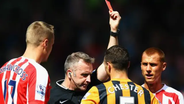 د هل منځ ډګری لوبغاړی چېسټر د لوبې په ۱۴مه دقیقه کې د سور کارت له امله له لوبې وایستل شو