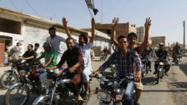 Раққа аҳолиси ва ИД жангчилари Табқа ҳаво базаси ишғолини шодлик билан қарши олганлар