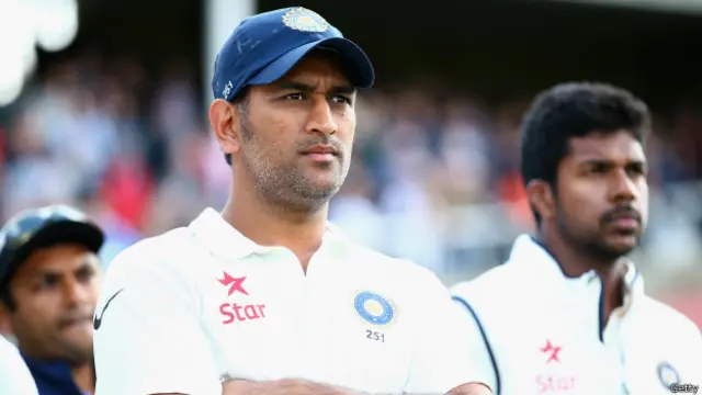 بھارتی کرکٹ ٹیم کے کپتان مہندر سنگھ دھونی فی الحال انگلینڈ کے دورے پر ہیں جہاں اب ان کی کپتانی پر سوال اٹھائے جا رہے ہیں