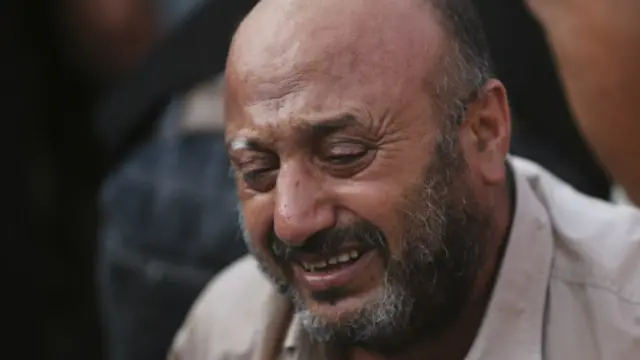 والد فلسطيني من عائلة جودة فقد زوجته وثلاثة من أبنائه في قصف إسرائيل.